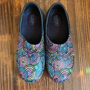Crocs Womens Neria Pro II Clogs Nursing Shoes Multicolor Rainbow Swirl Size 7